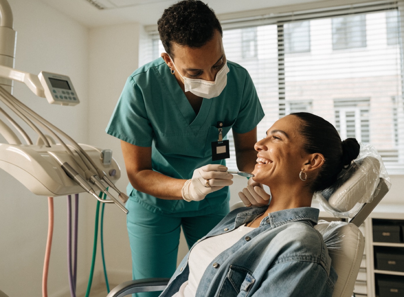 Dentista da Oral Company atendendo paciente